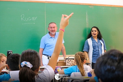 InglÃªs nativo interage com alunos do Programa BilÃ­ngue